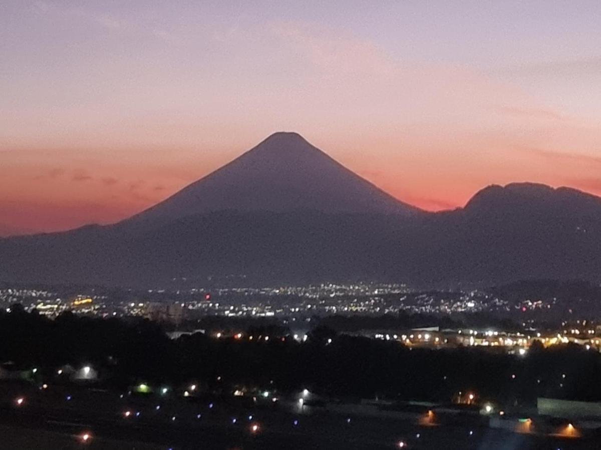 Amazing Volcano Views In Front Of Airport Guatemalaváros Kültér fotó