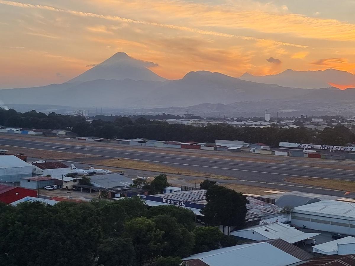 Amazing Volcano Views In Front Of Airport Guatemalaváros Kültér fotó