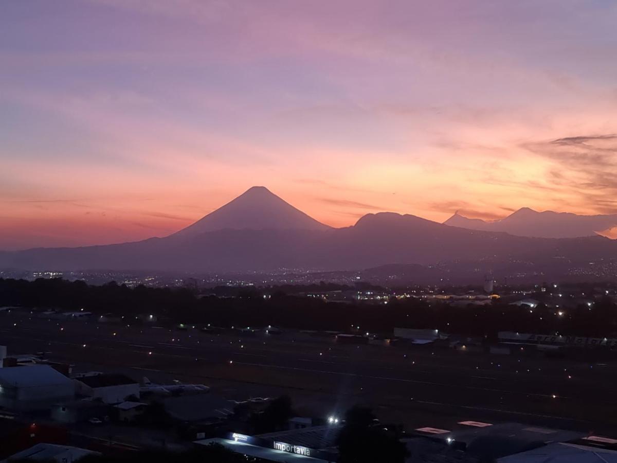 Amazing Volcano Views In Front Of Airport Guatemalaváros Kültér fotó