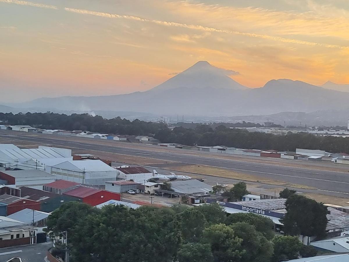 Amazing Volcano Views In Front Of Airport Guatemalaváros Kültér fotó