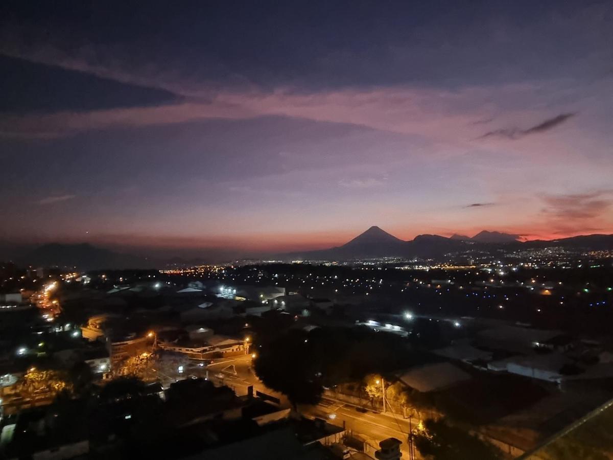 Amazing Volcano Views In Front Of Airport Guatemalaváros Kültér fotó