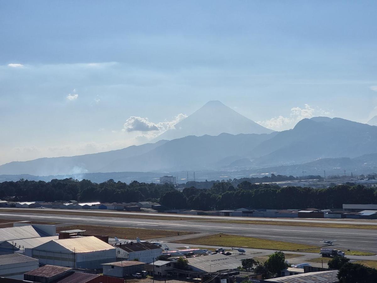 Amazing Volcano Views In Front Of Airport Guatemalaváros Kültér fotó