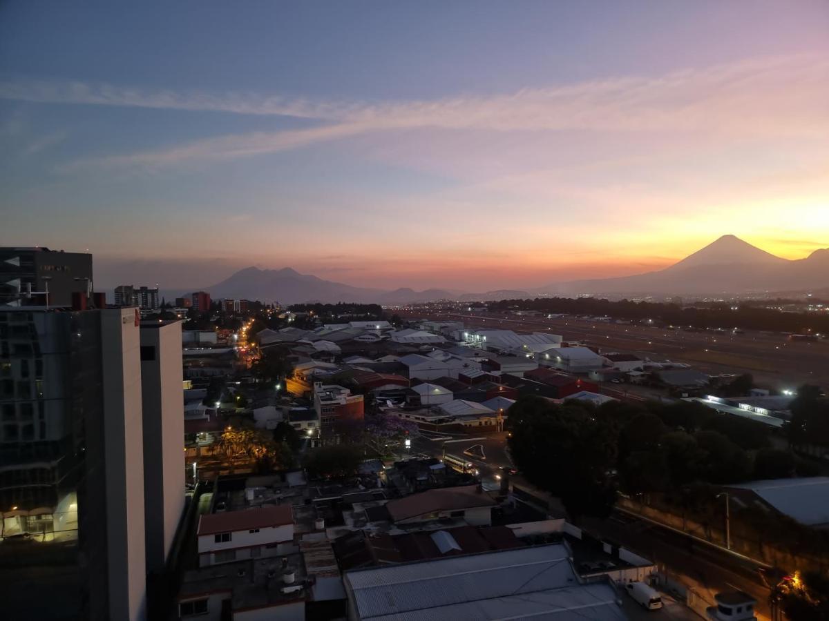 Amazing Volcano Views In Front Of Airport Guatemalaváros Kültér fotó