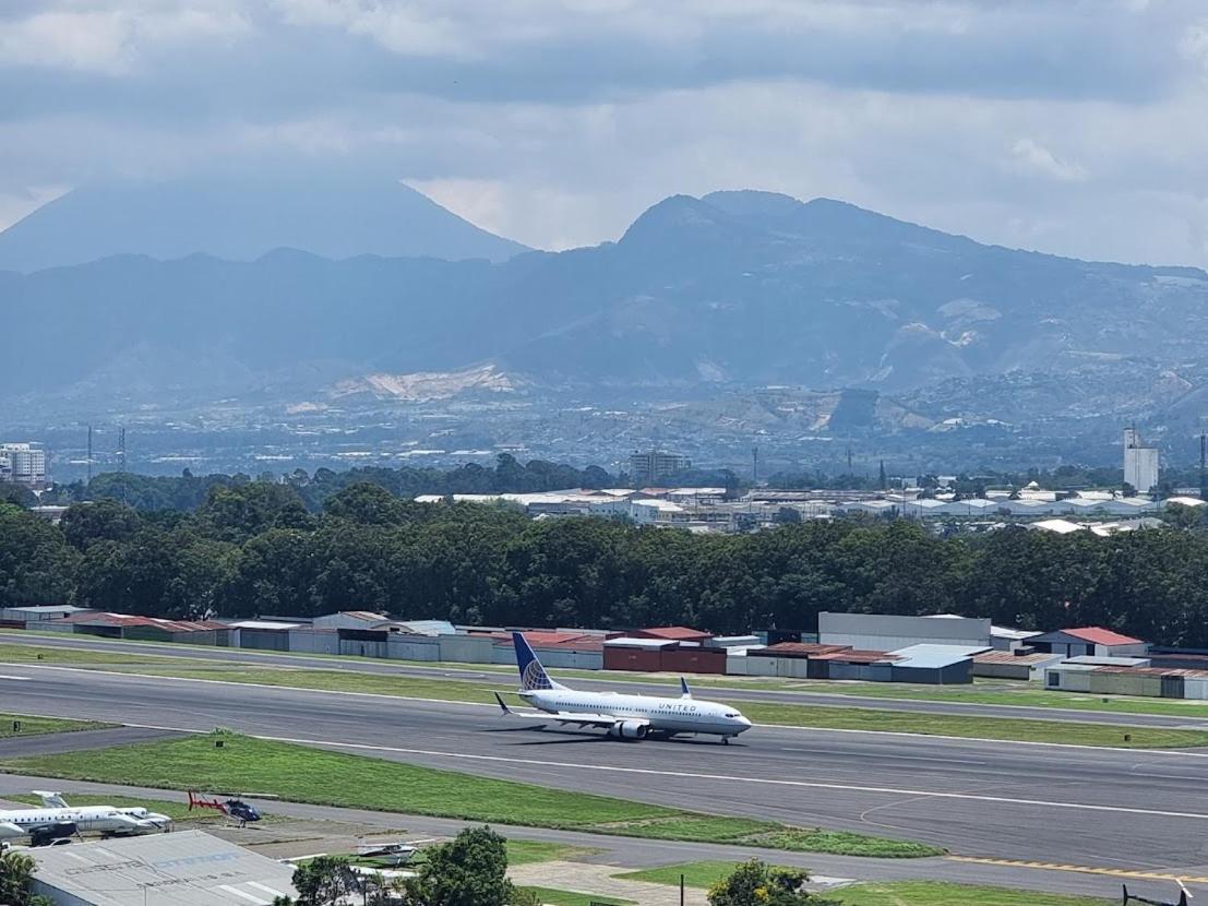 Amazing Volcano Views In Front Of Airport Guatemalaváros Kültér fotó
