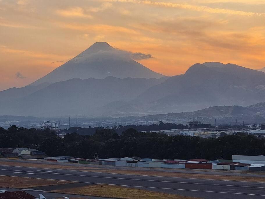 Amazing Volcano Views In Front Of Airport Guatemalaváros Kültér fotó