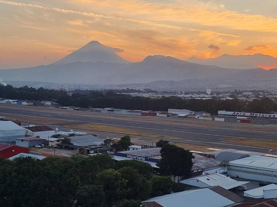 Amazing Volcano Views In Front Of Airport Guatemalaváros Kültér fotó