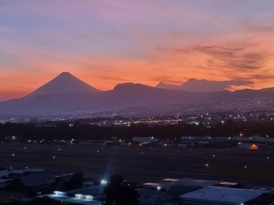 Amazing Volcano Views In Front Of Airport Guatemalaváros Kültér fotó