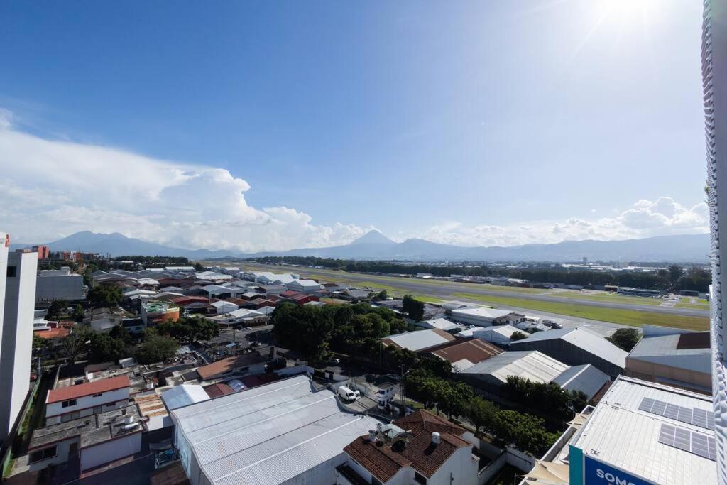 Amazing Volcano Views In Front Of Airport Guatemalaváros Kültér fotó
